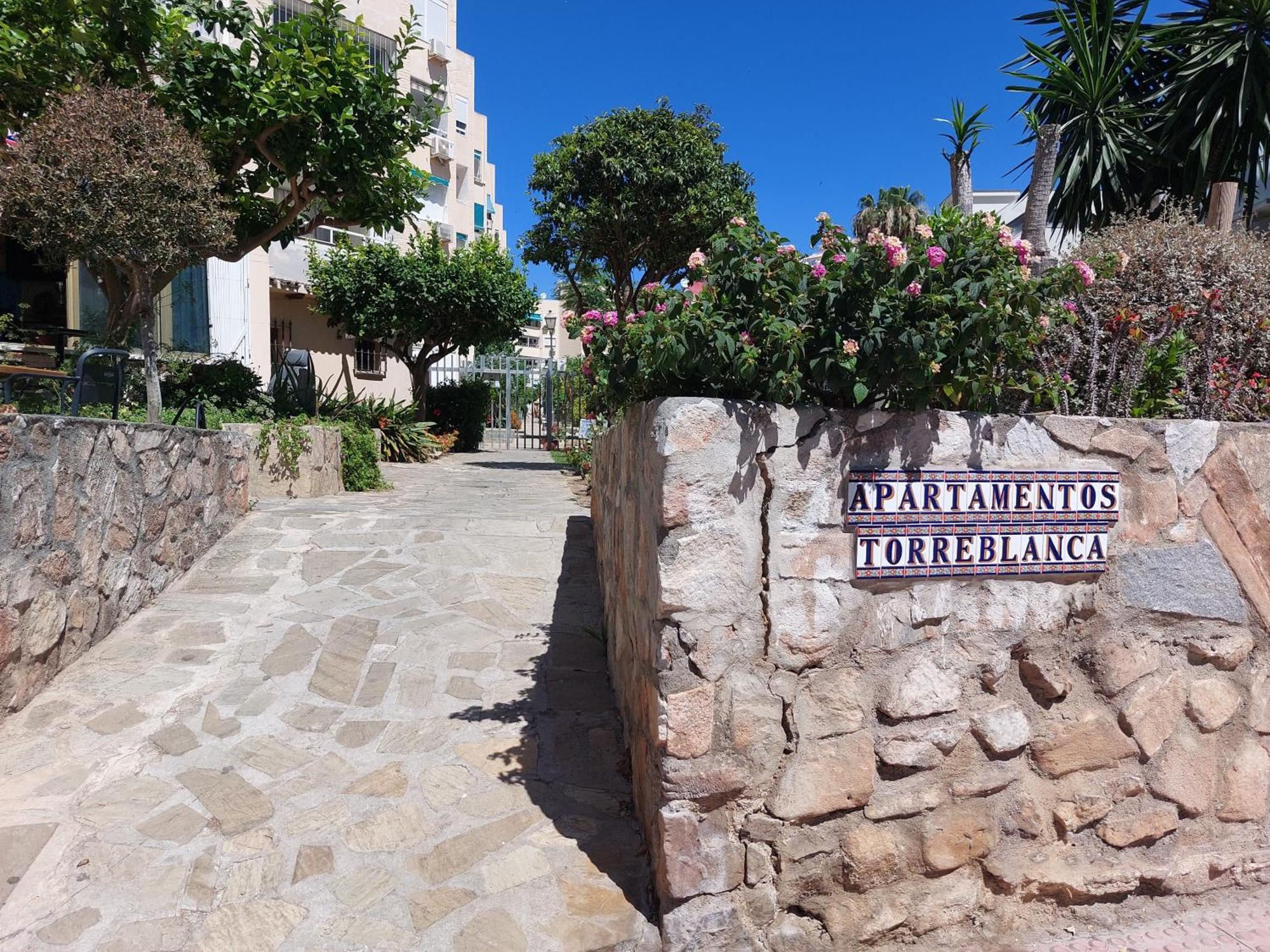 Estudio Con Piscina Y Parking, Playa A 4 Min A Pie, Tren A 2 Min Fuengirola Bagian luar foto