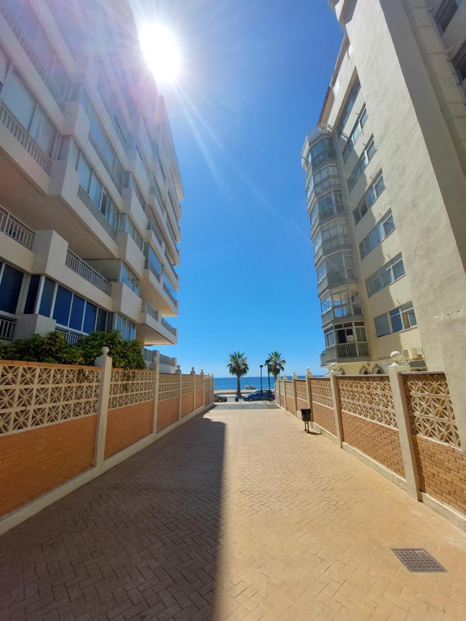 Estudio Con Piscina Y Parking, Playa A 4 Min A Pie, Tren A 2 Min Fuengirola Bagian luar foto