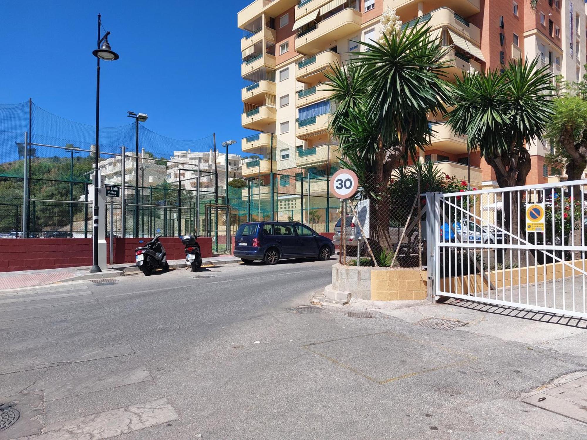 Estudio Con Piscina Y Parking, Playa A 4 Min A Pie, Tren A 2 Min Fuengirola Bagian luar foto