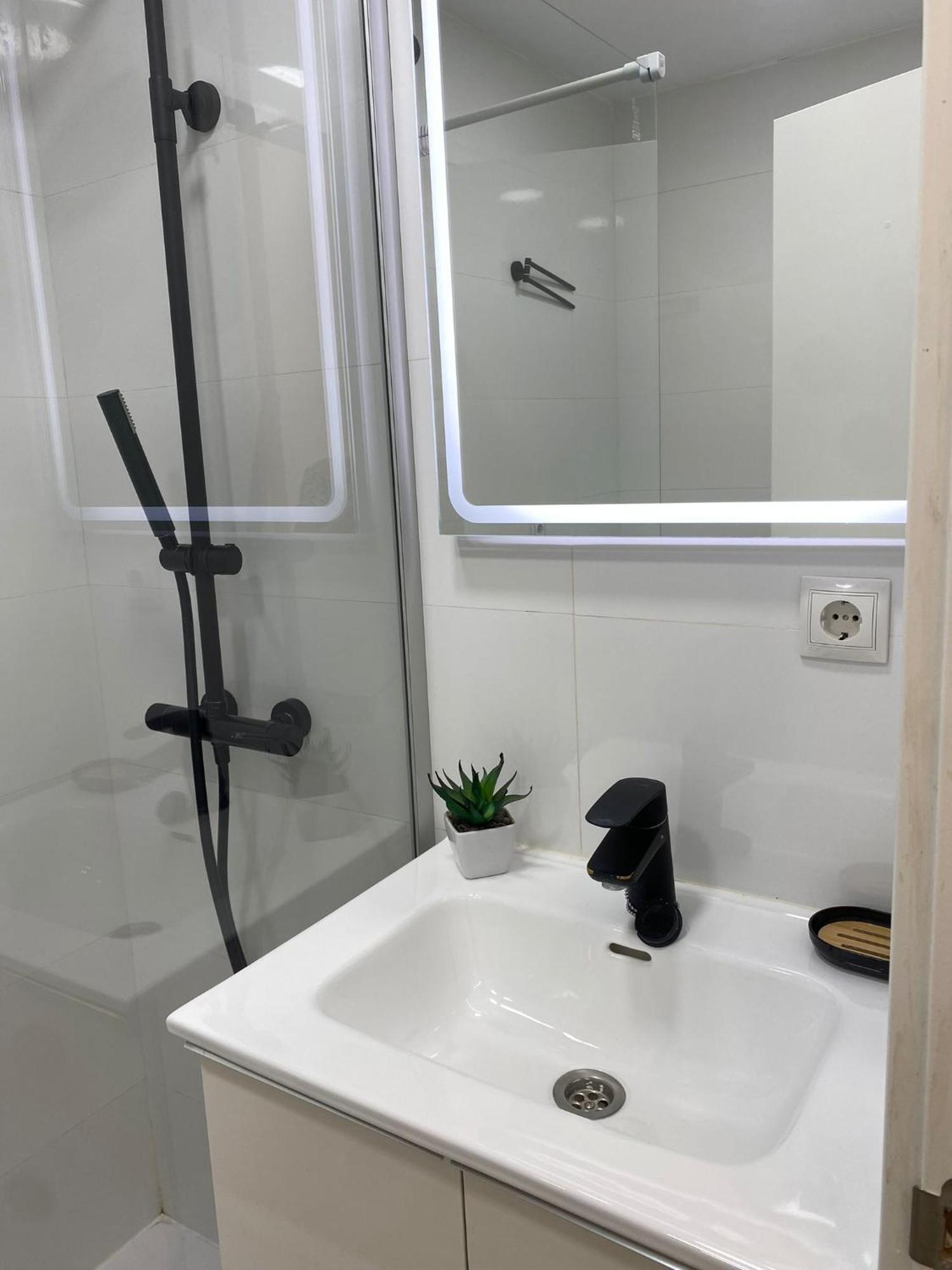Estudio Con Piscina Y Parking, Playa A 4 Min A Pie, Tren A 2 Min Fuengirola Bagian luar foto